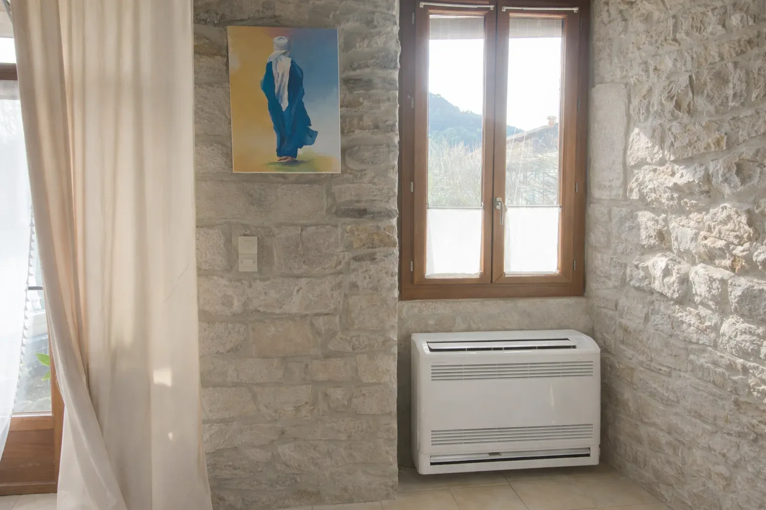 Climatisation console dans une maison existante, utilisée comme chauffage principal