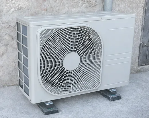 Installation de climatisation avec unité extérieure et liaisons frigorifiques